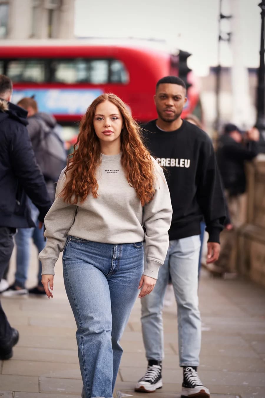 Campagne lifestyle — deux mannequins dans le centre de Londres devant un bus rouge.