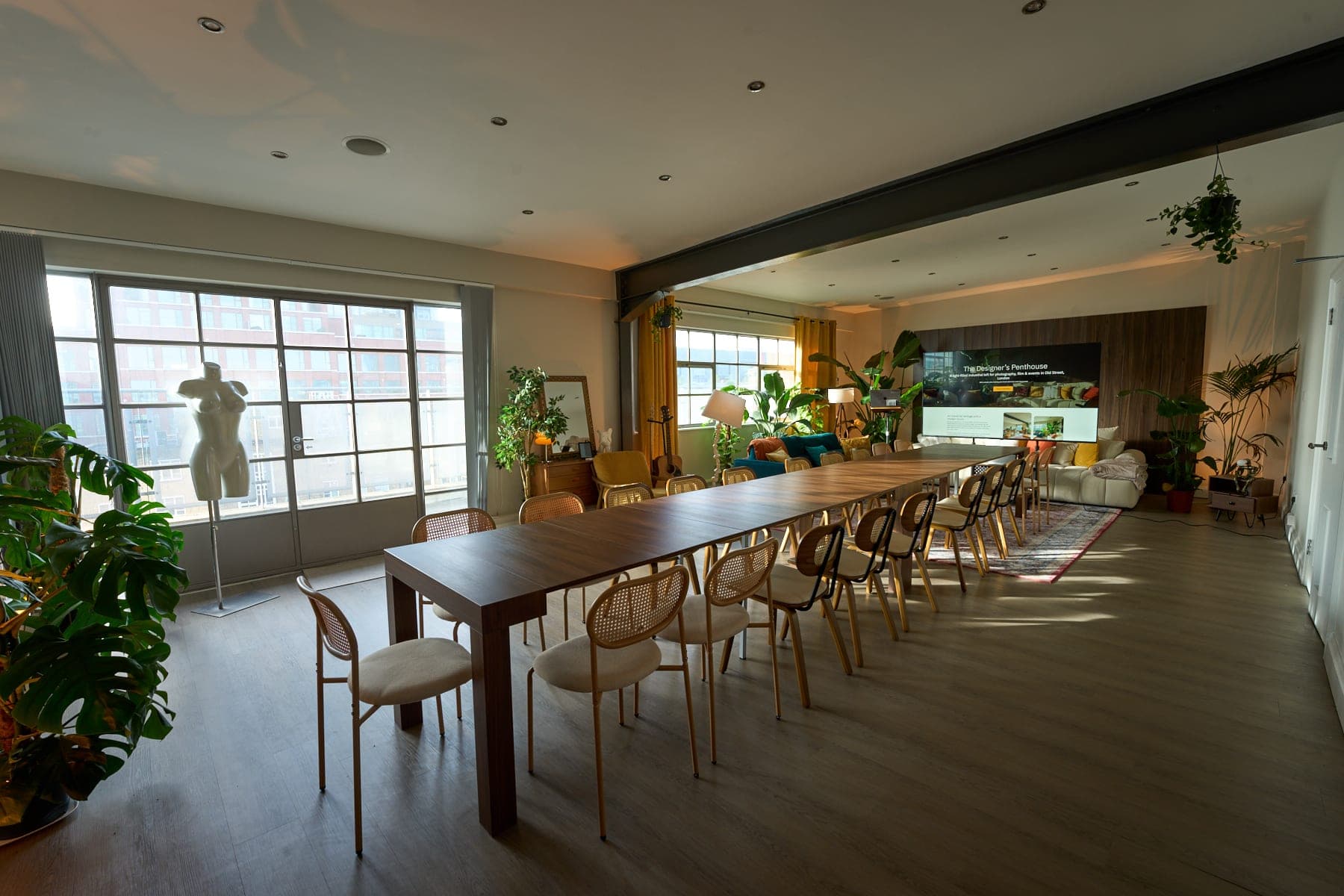 Wide living area with south daylight